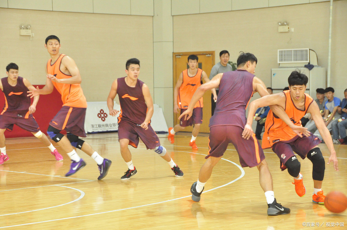 包含热闹的球场上球员们为胜利全力以赴展现拼搏精神的词条 包含热闹的球场上球员们为胜利全力以赴展现拼搏精神的词条