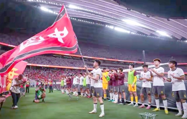 包含热闹的球场上球员们为胜利全力以赴展现拼搏精神的词条 包含热闹的球场上球员们为胜利全力以赴展现拼搏精神的词条