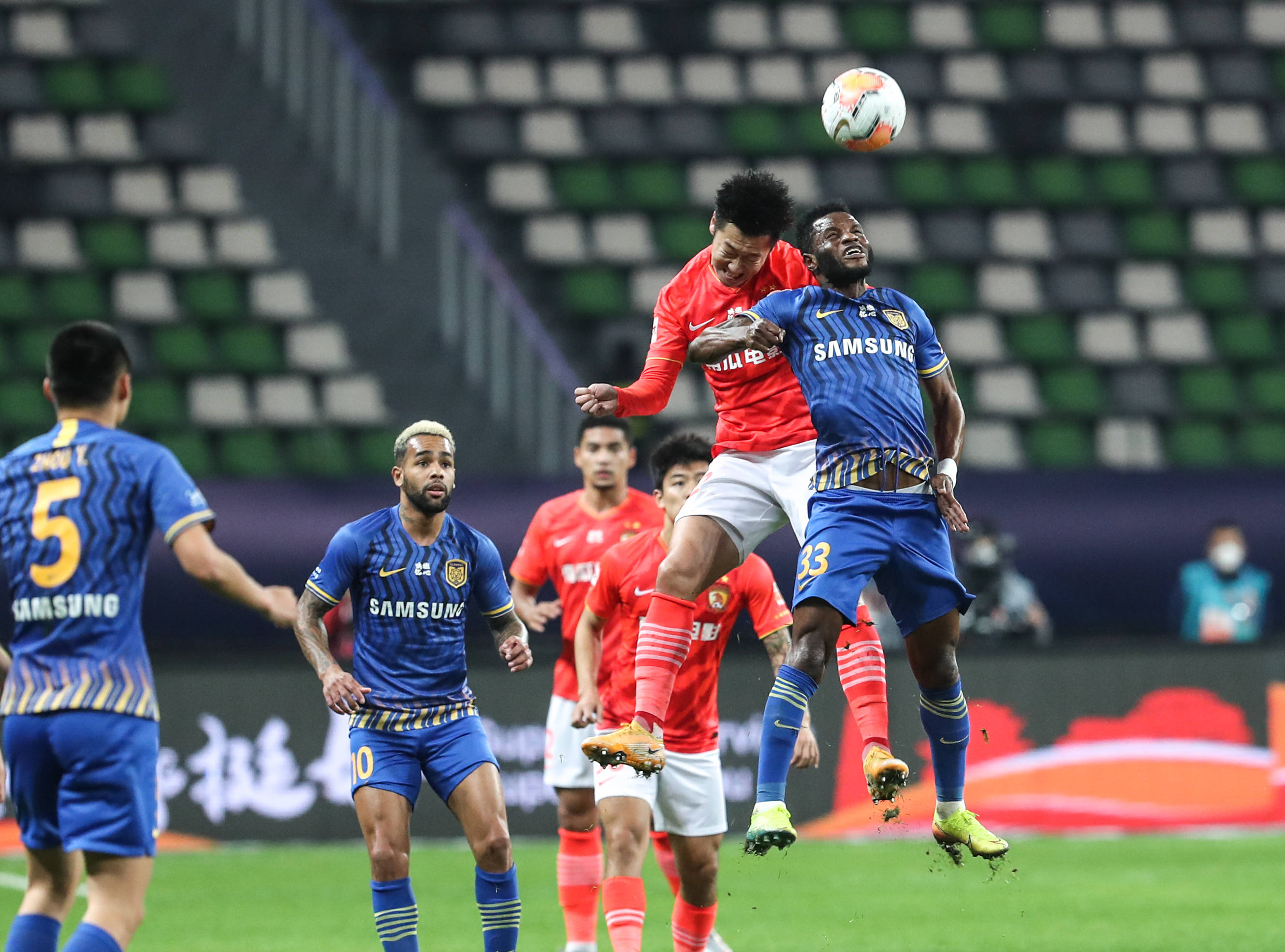 苏宁客场逼平恒大,保持在中超中游位置 苏宁客场逼平恒大,保持在中超中游位置