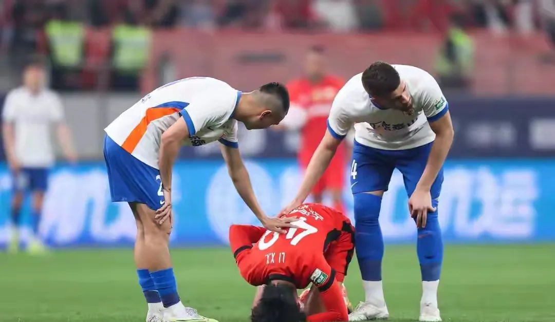 关于激烈的比赛中球员们奋力拼搏,让观众为之惊叹的信息 关于激烈的比赛中球员们奋力拼搏,让观众为之惊叹的信息