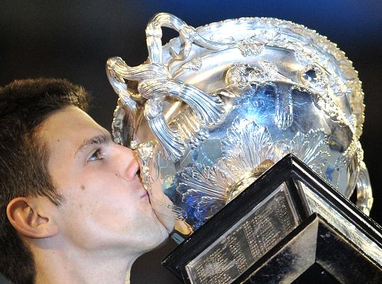 挪威足球队问鼎冠军奖杯,光荣到手 挪威足球队问鼎冠军奖杯,光荣到手