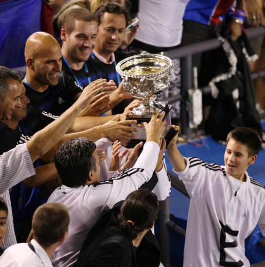 挪威足球队问鼎冠军奖杯,光荣到手 挪威足球队问鼎冠军奖杯,光荣到手