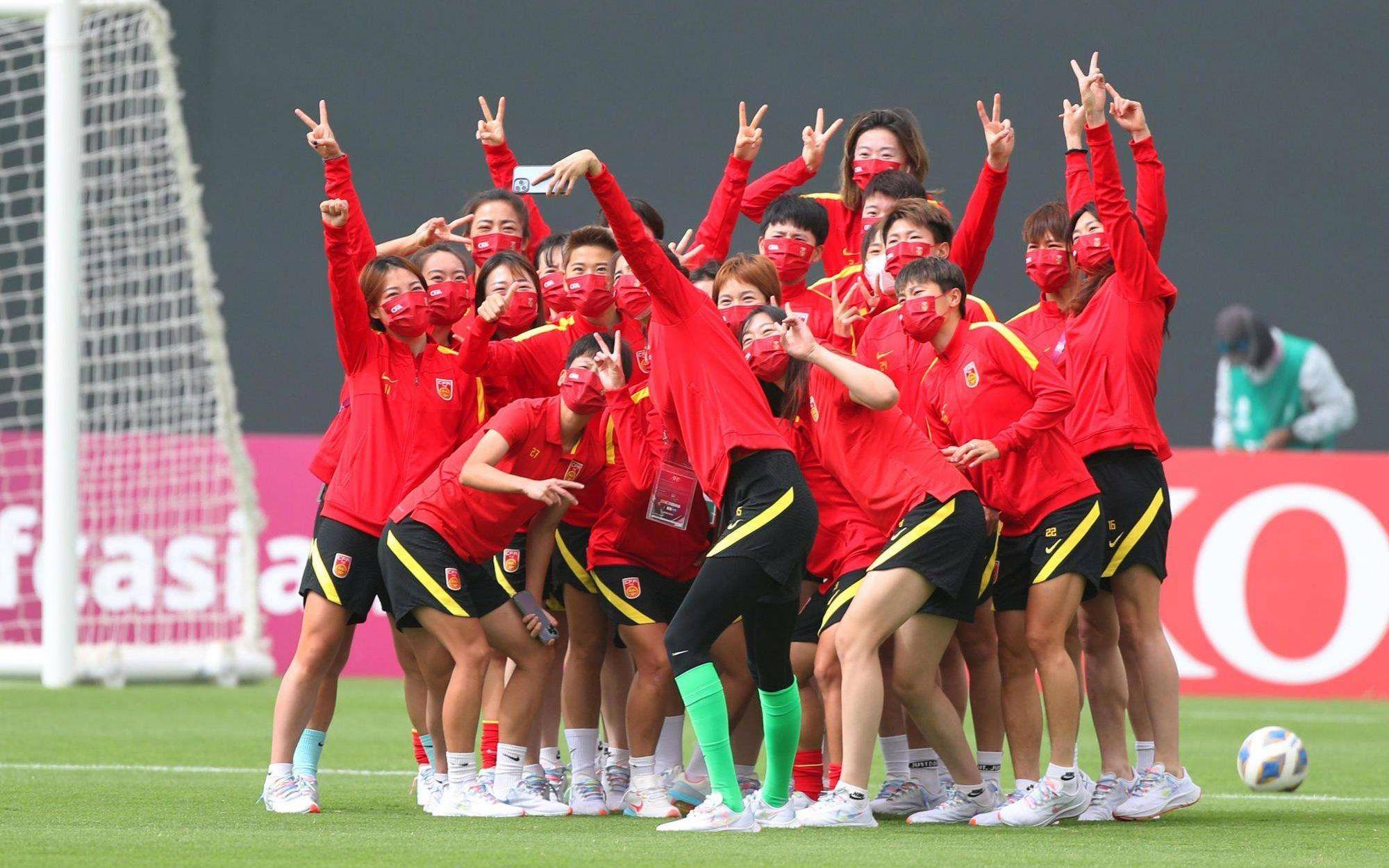 中国女足队员集体训练备战重要赛事 中国女足队员集体训练备战重要赛事