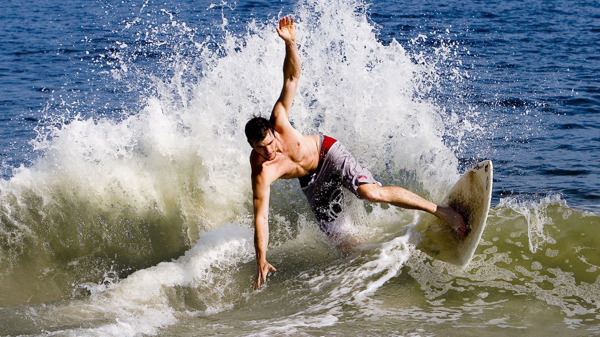 赛道上的王者对决，拉塞尔关键制胜，梅赛德斯完胜哈斯车队